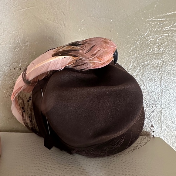 STUNNING 1940\'s BROWN FELT TILT FEDORA WITH PINK FEATHER \